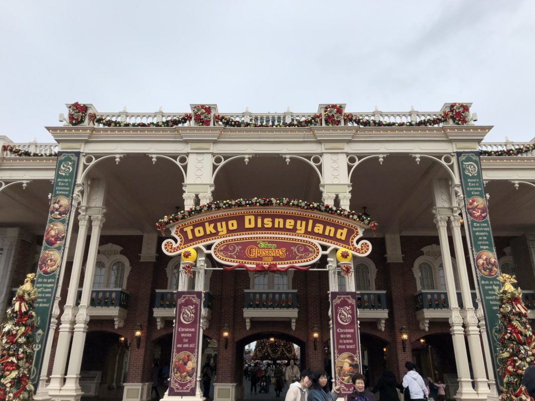 tokyo disneyland christmas entrance