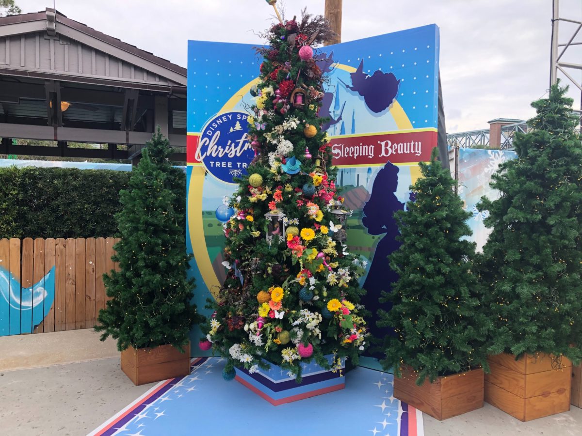 disney springs christmas tree trail 2019