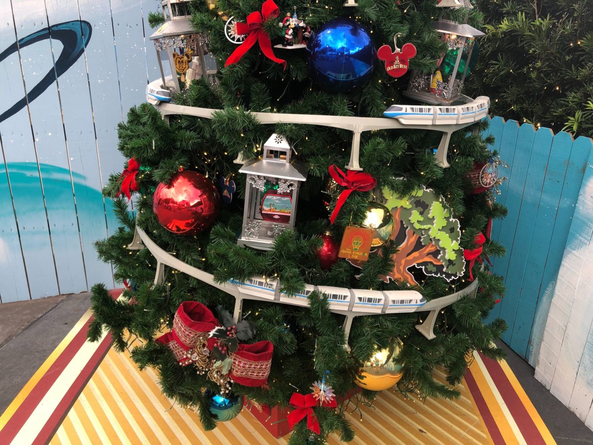 disney springs christmas tree trail 2019