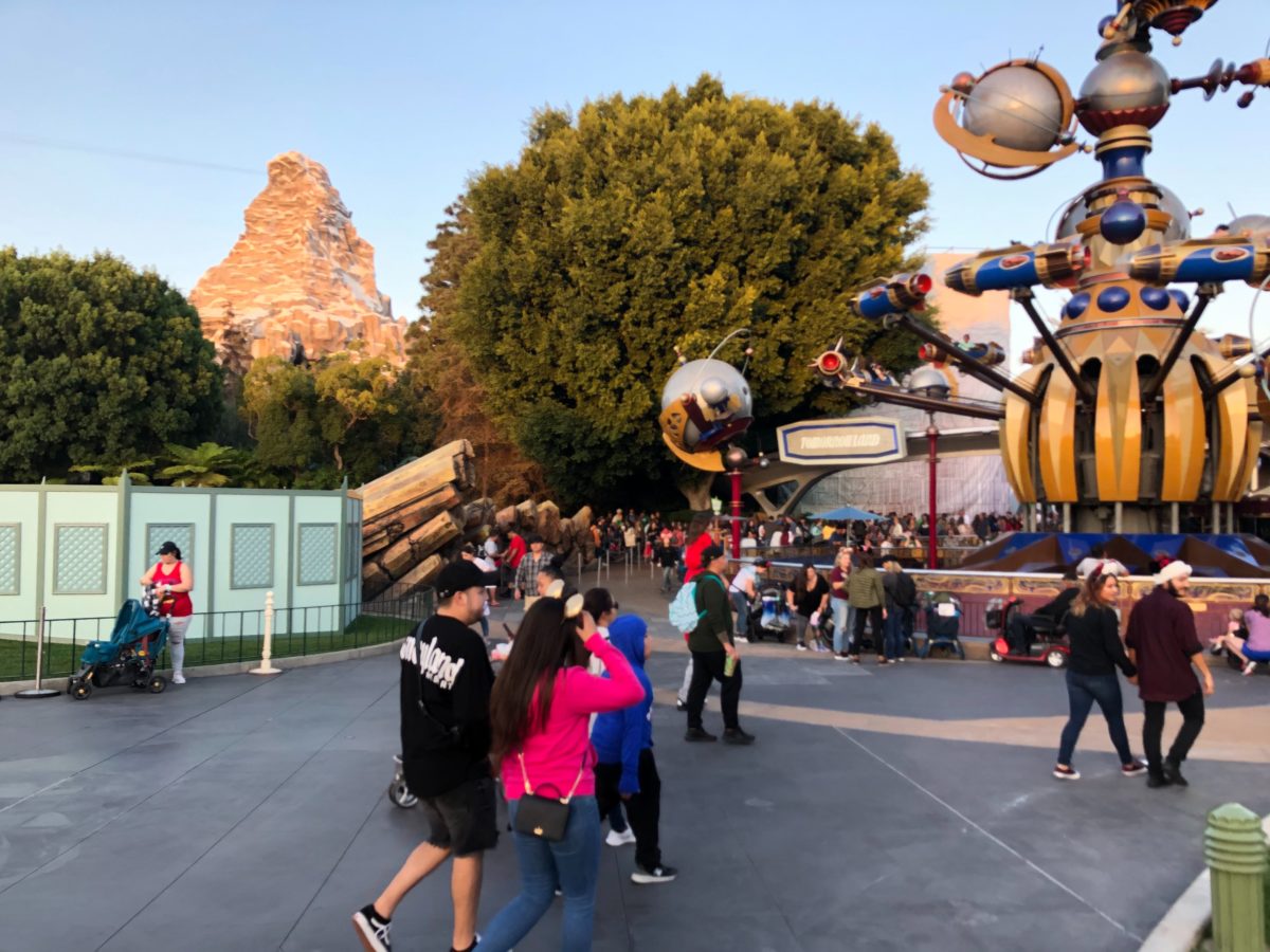 https://wdwnt.com/2019/09/photos-tomorrowland-french-fry-rocks-entrance-construction-update-at-disneyland-park/