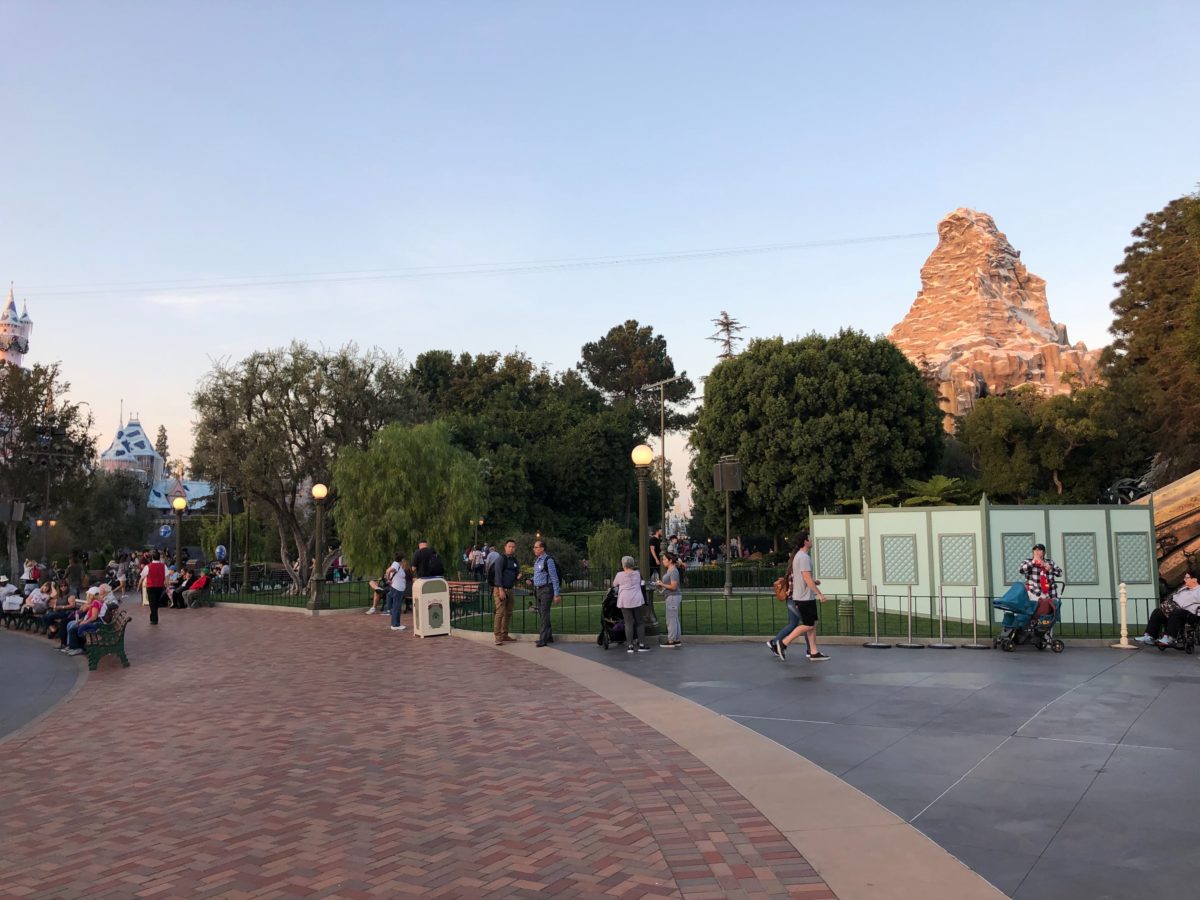 https://wdwnt.com/2019/09/photos-tomorrowland-french-fry-rocks-entrance-construction-update-at-disneyland-park/