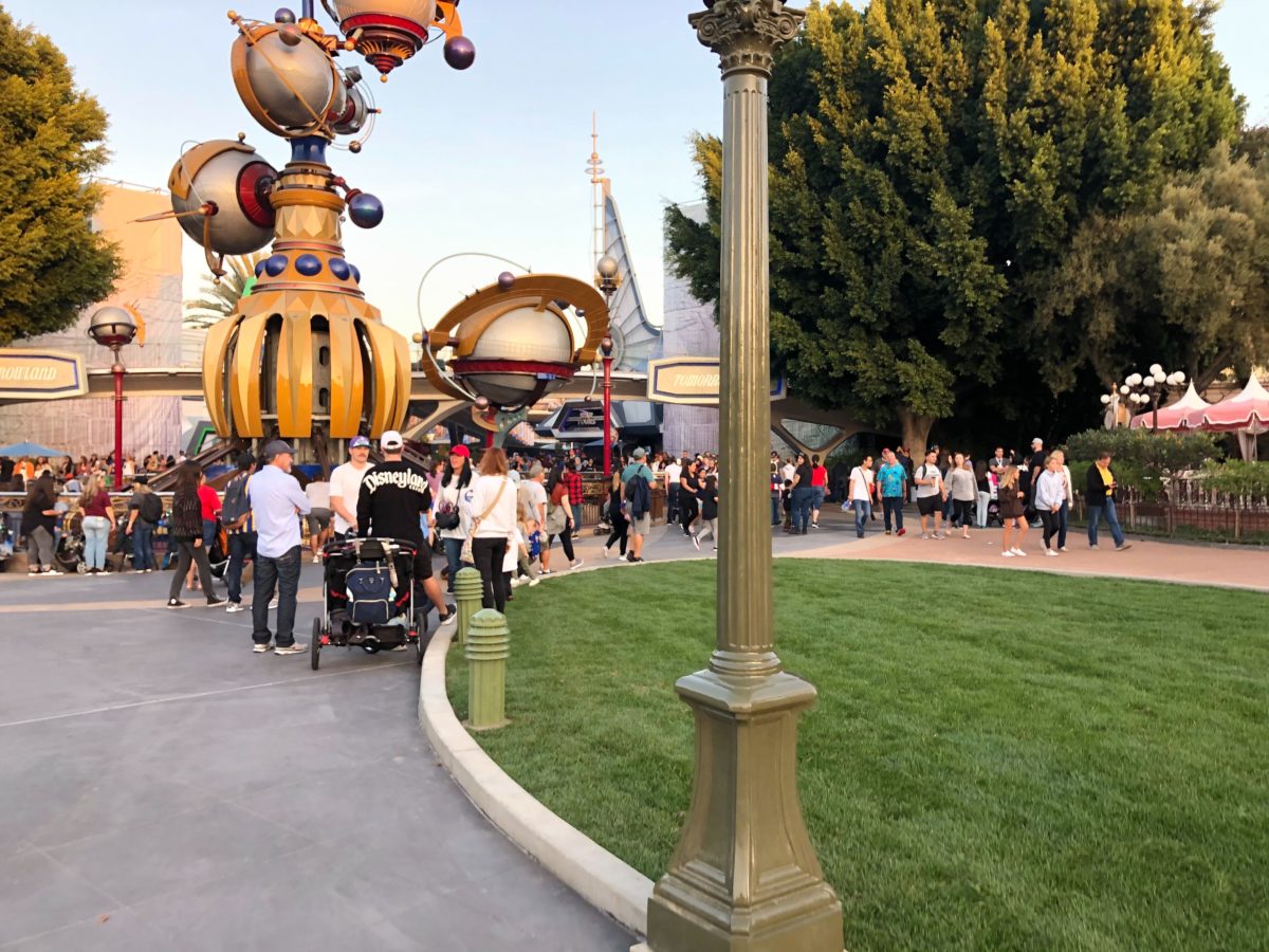 https://wdwnt.com/2019/09/photos-tomorrowland-french-fry-rocks-entrance-construction-update-at-disneyland-park/