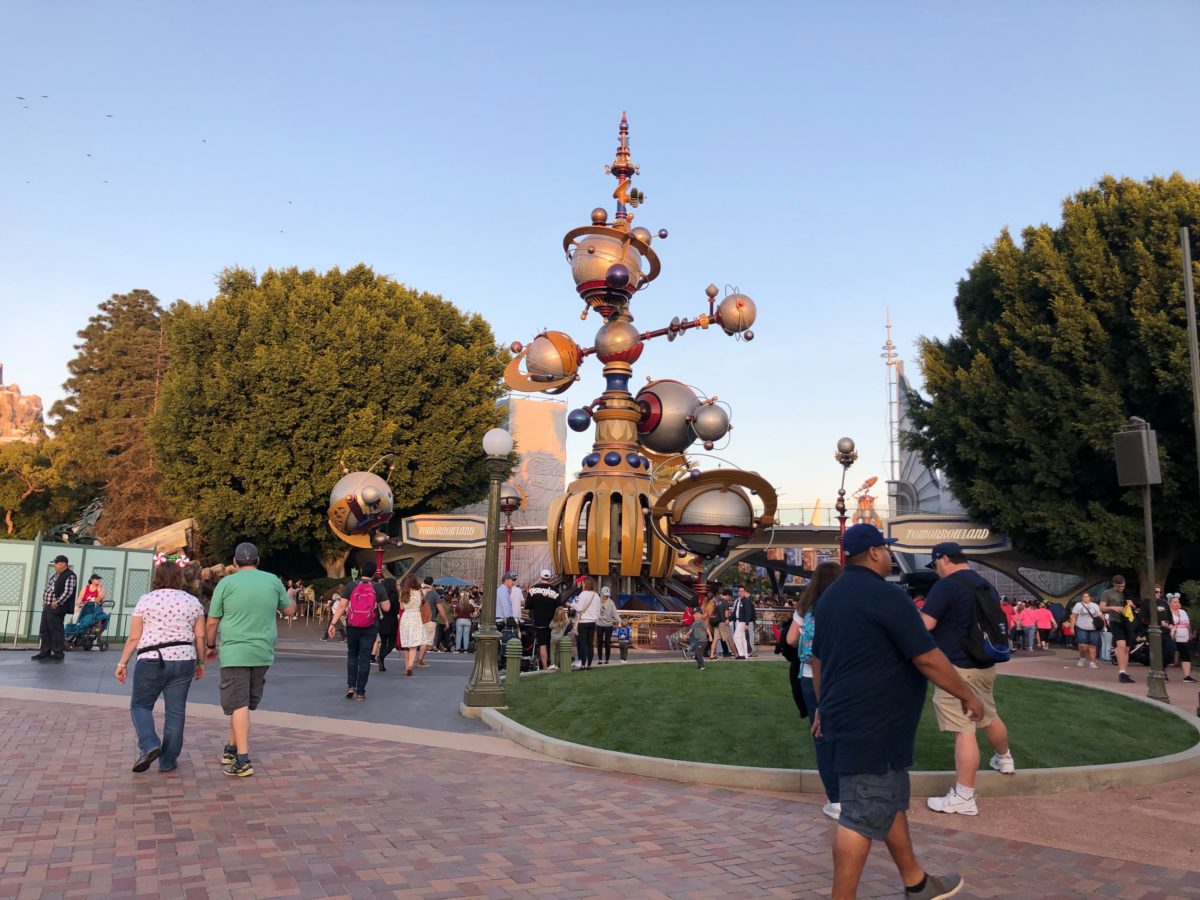 https://wdwnt.com/2019/09/photos-tomorrowland-french-fry-rocks-entrance-construction-update-at-disneyland-park/
