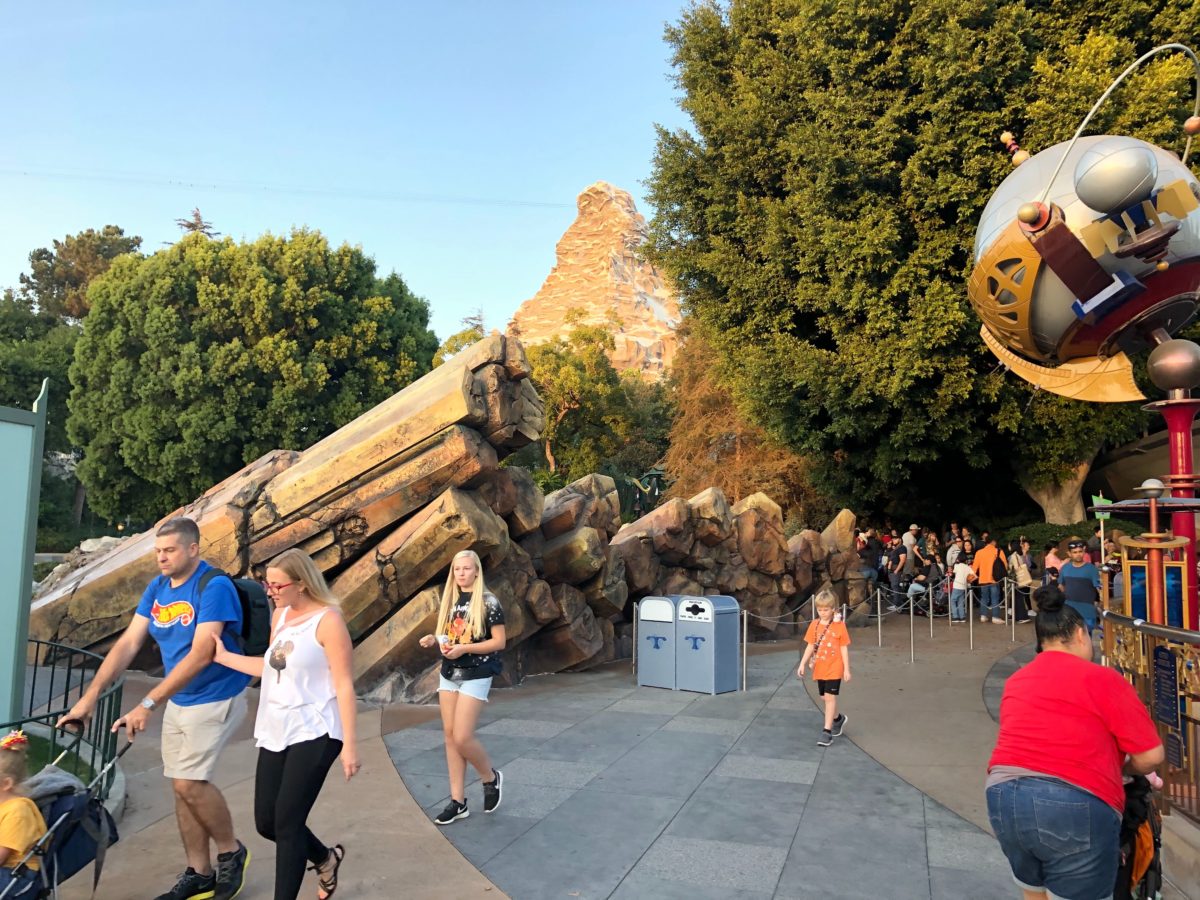 https://wdwnt.com/2019/09/photos-tomorrowland-french-fry-rocks-entrance-construction-update-at-disneyland-park/