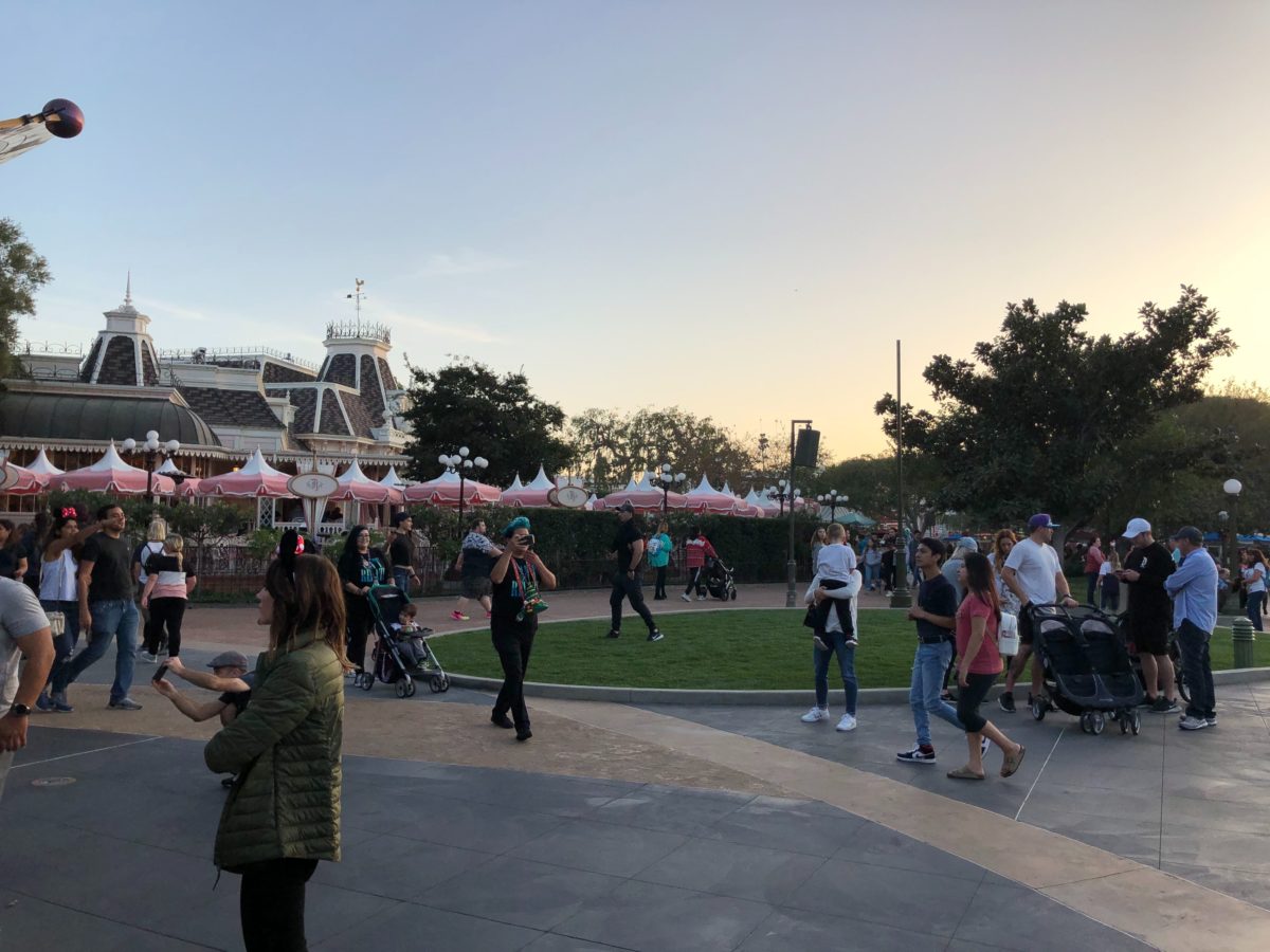 https://wdwnt.com/2019/09/photos-tomorrowland-french-fry-rocks-entrance-construction-update-at-disneyland-park/