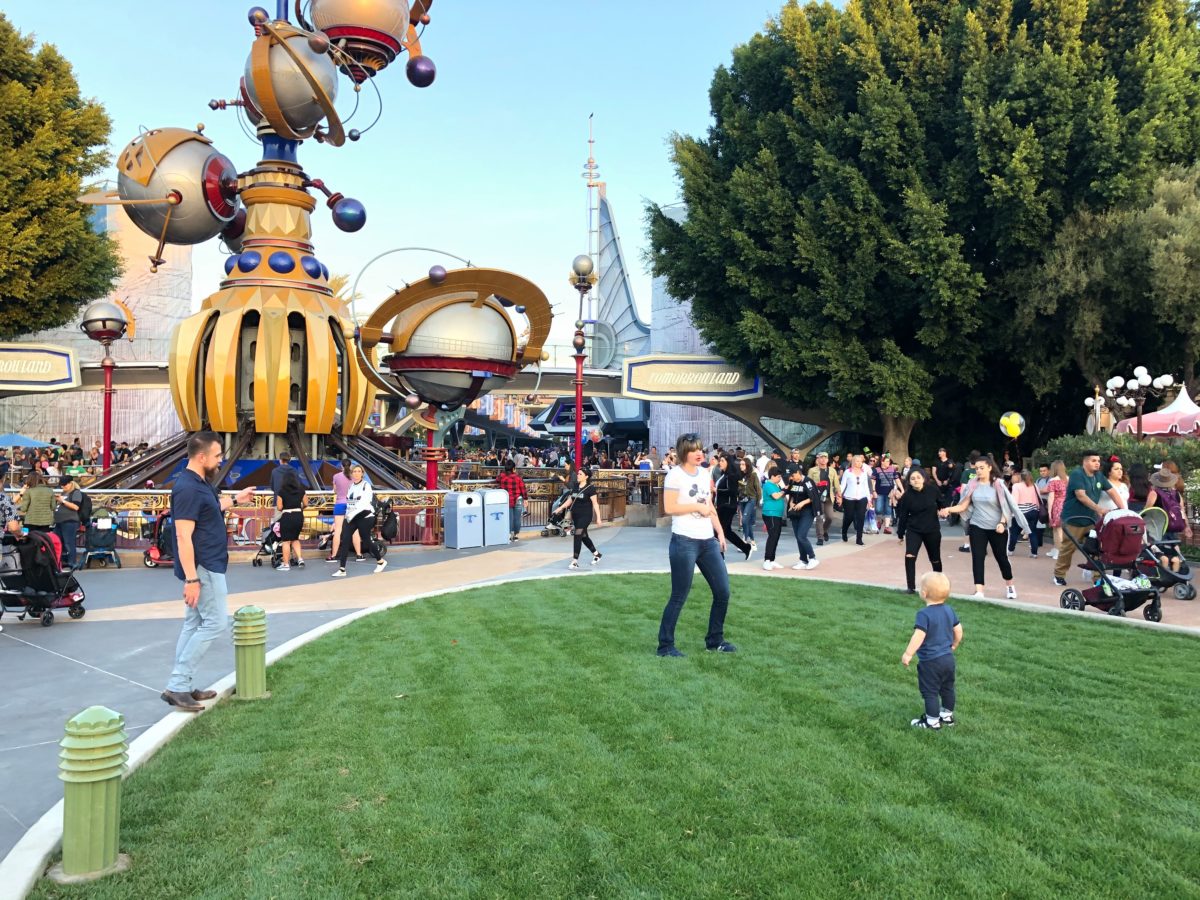 https://wdwnt.com/2019/09/photos-tomorrowland-french-fry-rocks-entrance-construction-update-at-disneyland-park/