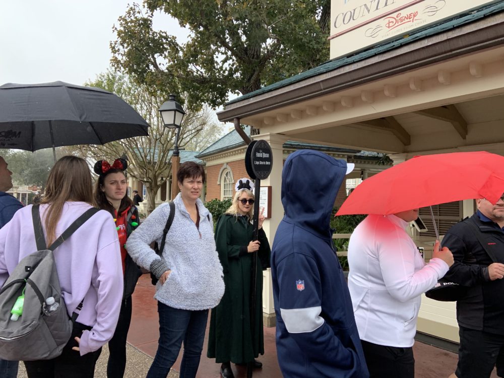 Haunted Mansion line 12/24/19 2