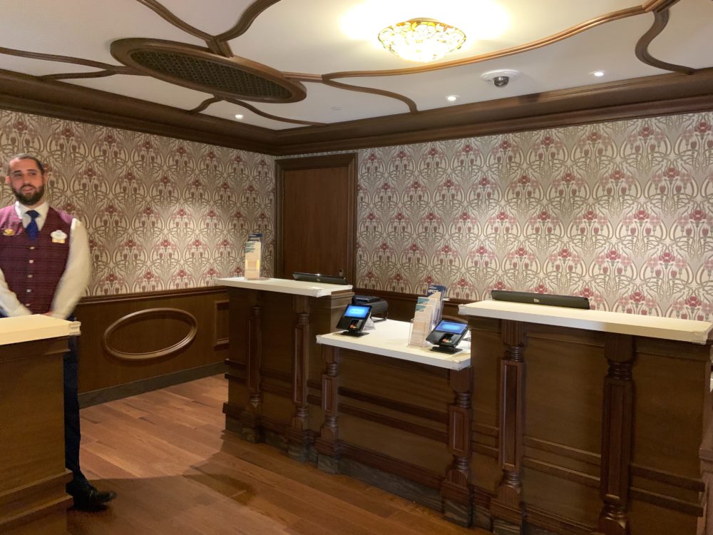 epcot guests relations 12-29-19 - corner