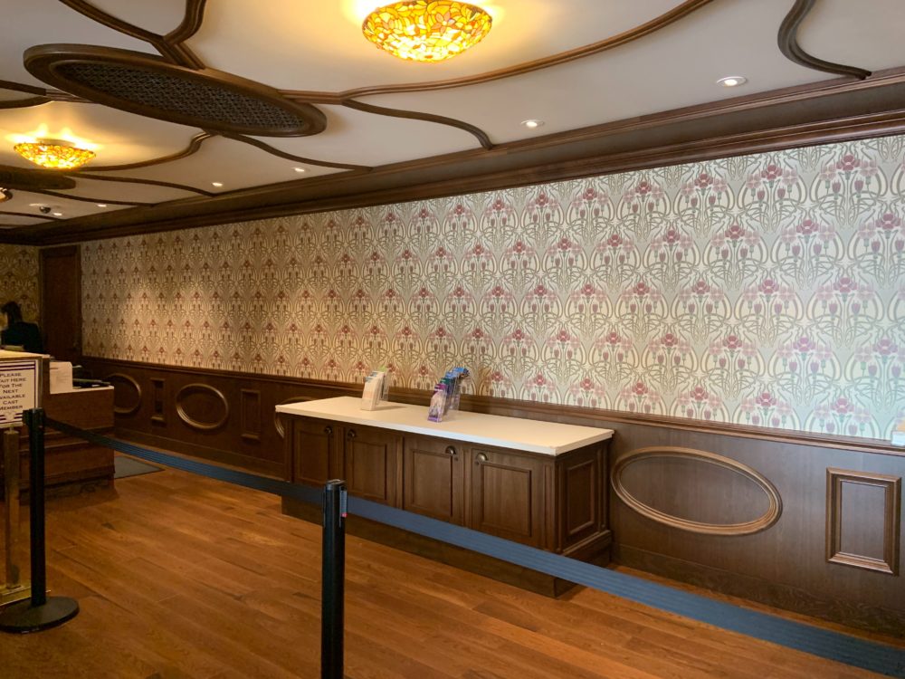 epcot guests relations 12-29-19 - wallpaper and line