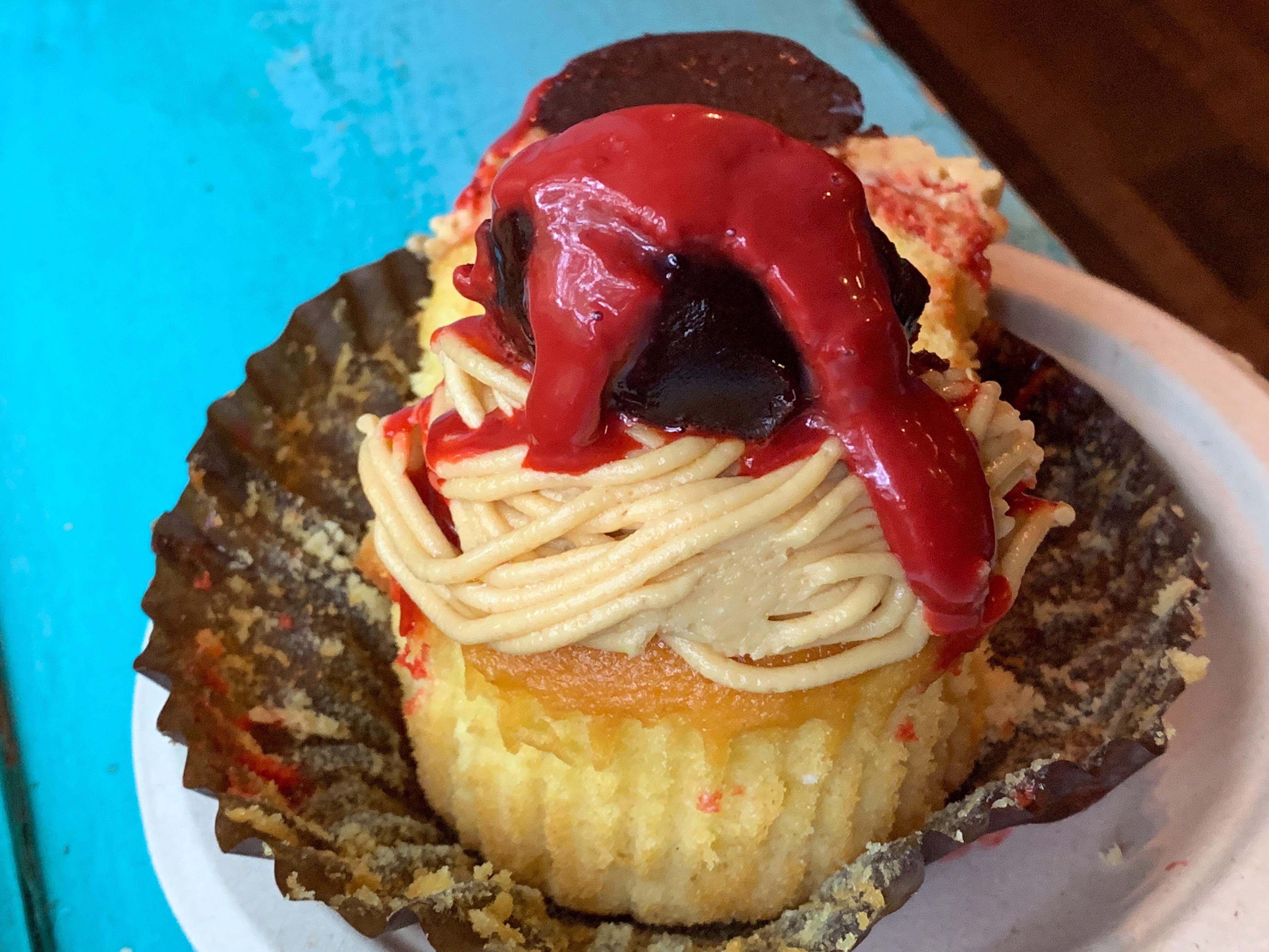 spaghetti cupcake - outside
