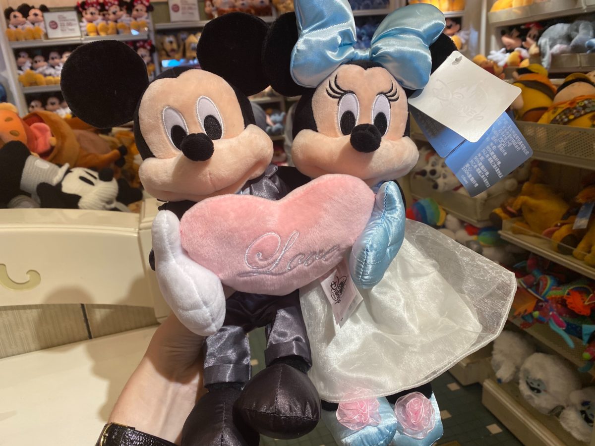 PHOTOS: New Bride and Groom Mickey and Minnie Plush Set Walks Down