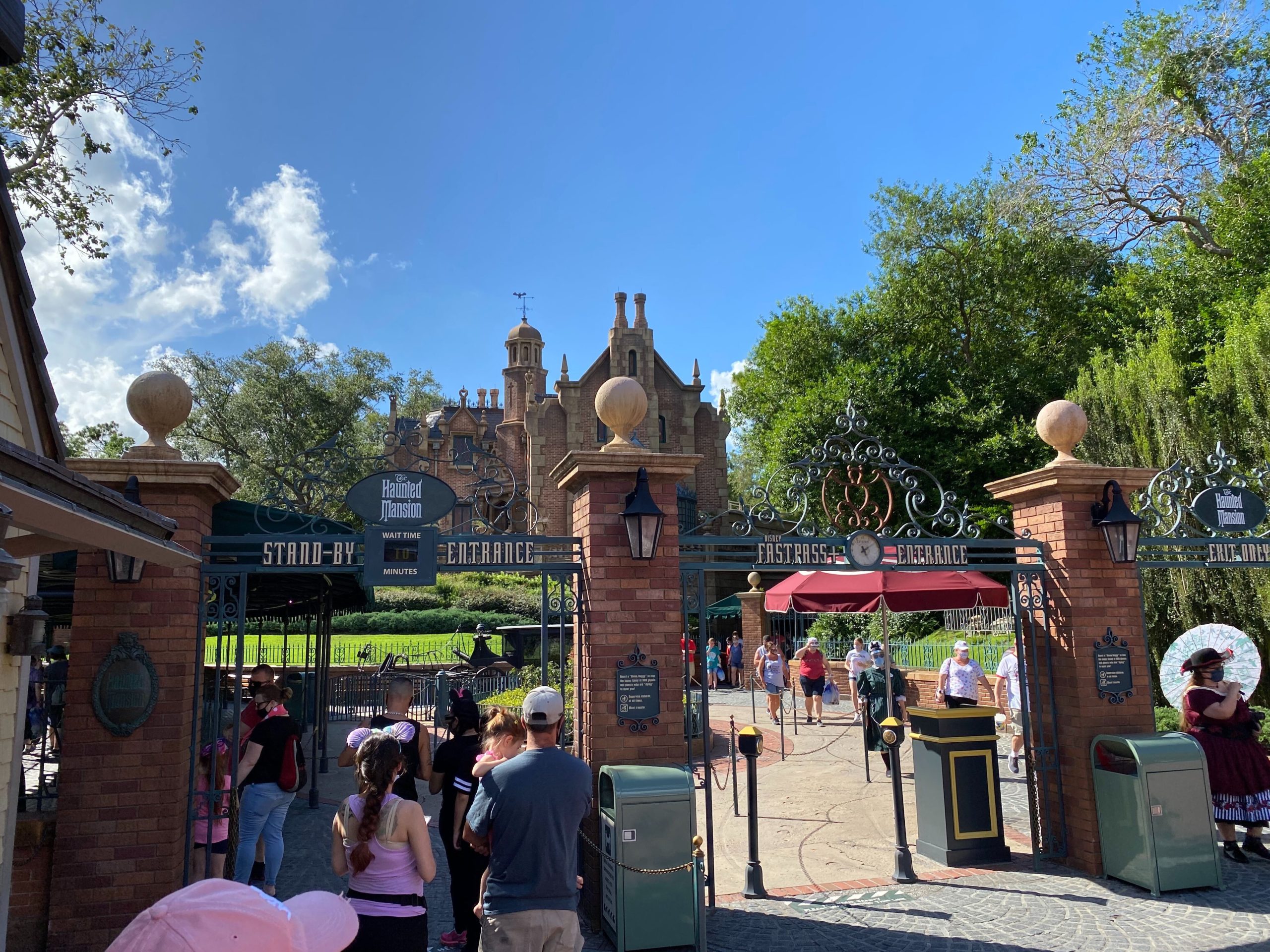 haunted mansion queue magic kingdom