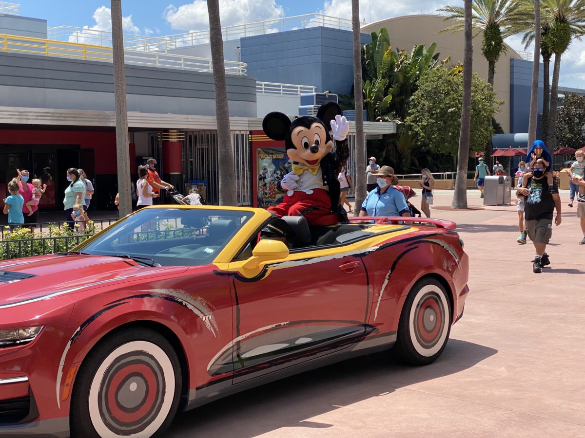 Mickey-and-friends-motorcade-