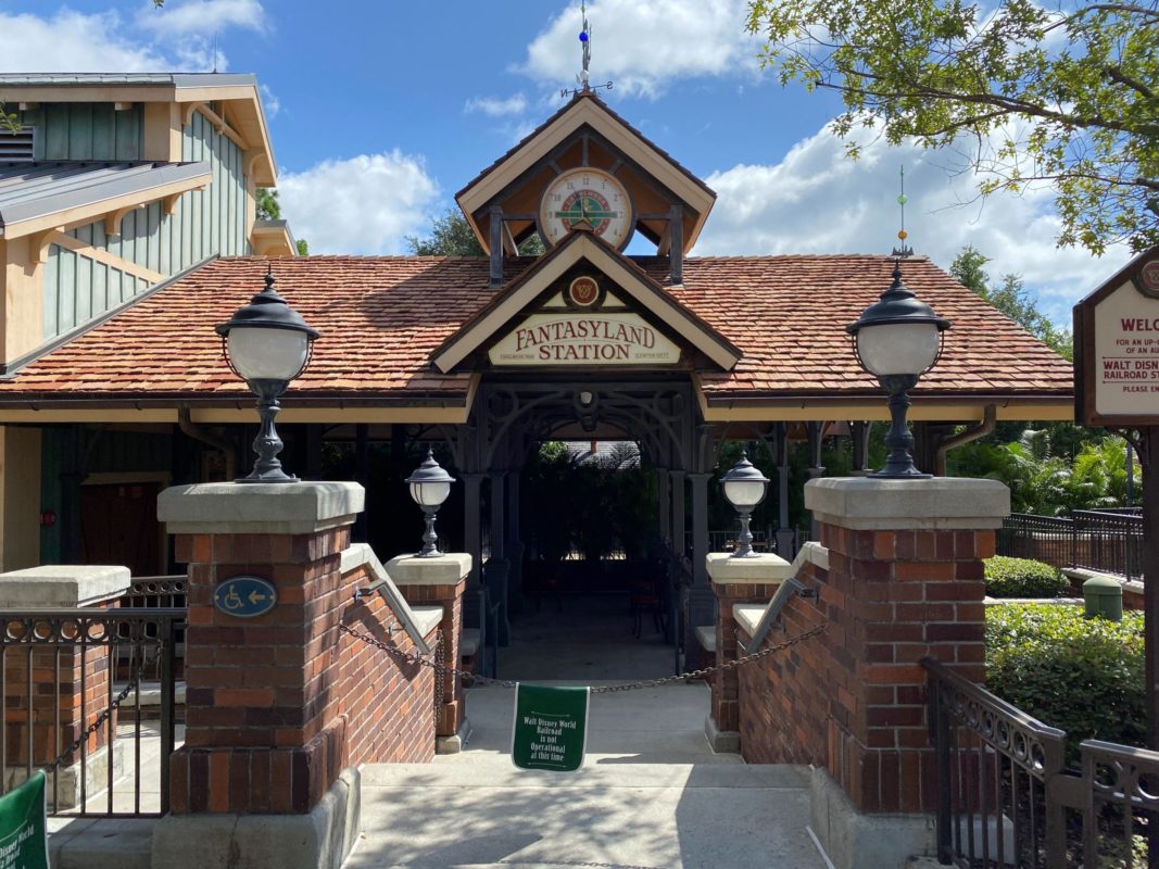 fantasyland-station-walt-disney-world-railroad-planters-magic-kingdom-10