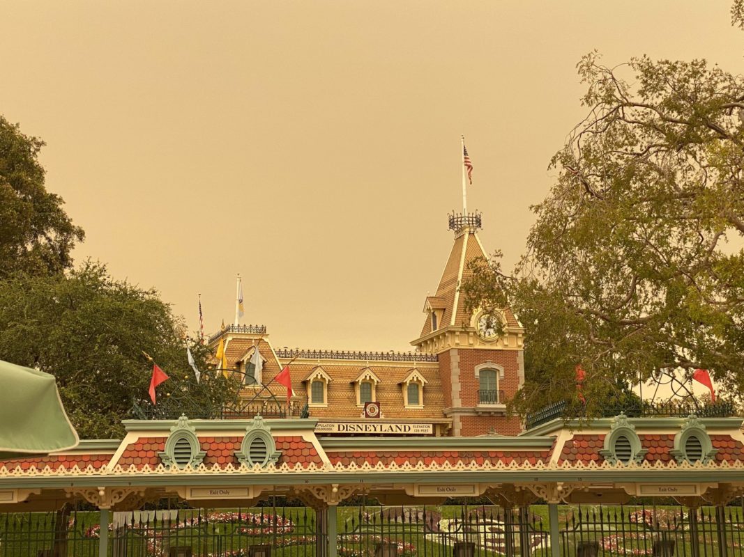 disneyland-smoke