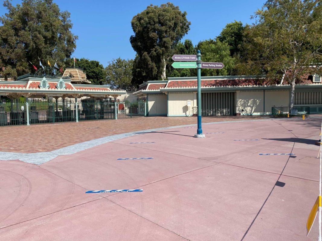 disneyland-social-distancing-preparation-2-4314850