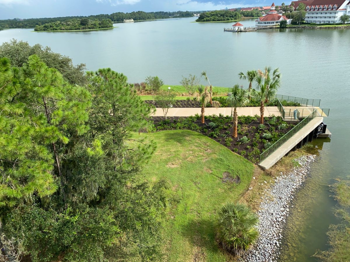 grand-floridian-magic-kingdom-walkway-24