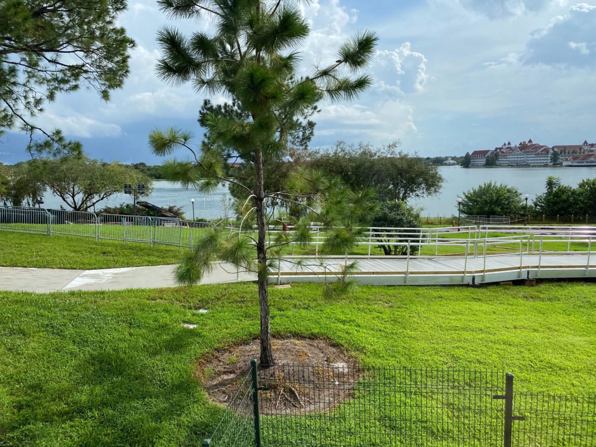 grand-floridian-magic-kingdom-walkway-3