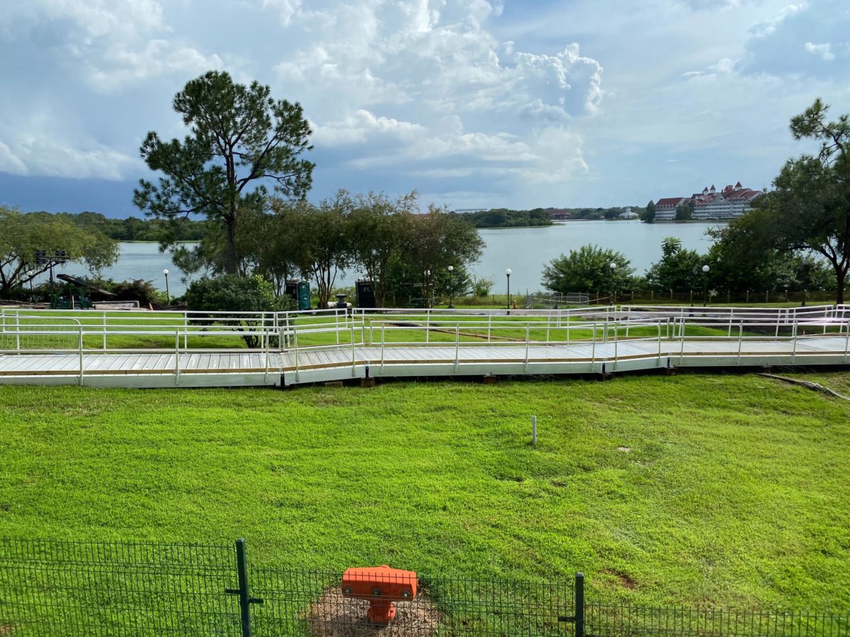 grand-floridian-magic-kingdom-walkway-4