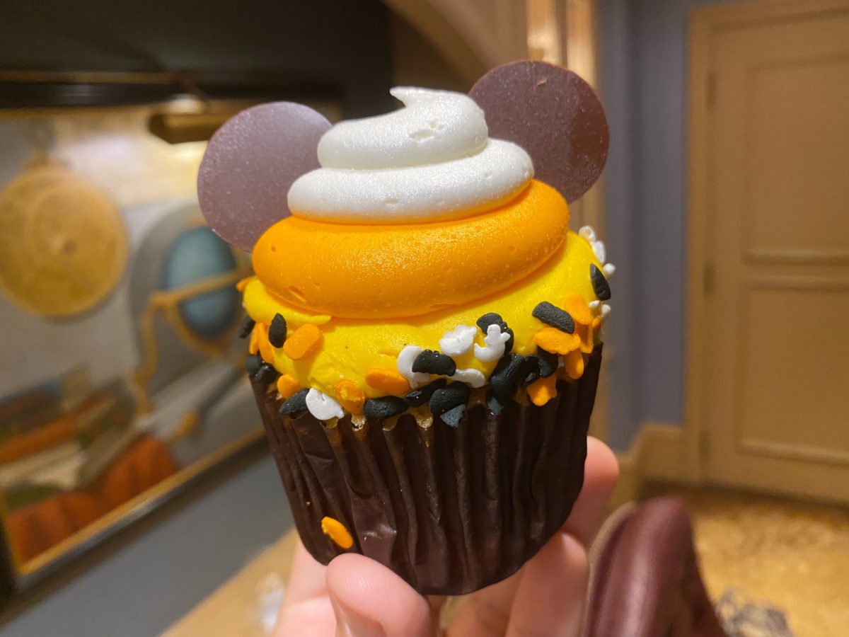 mickey-mouse-halloween-cupcake-8337562