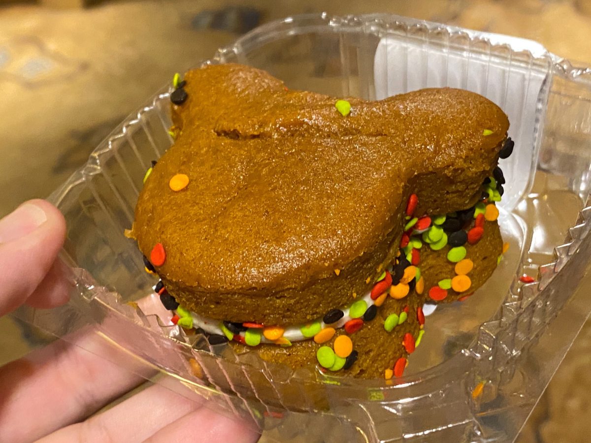 mickey-mouse-pumpkin-whoopie-pie-3142564