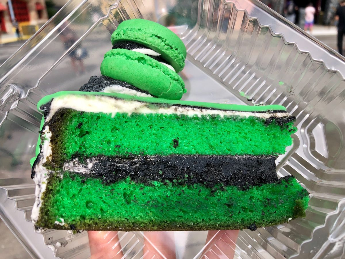 beetlejuice-halloween-horror-nights-tribute-store-confetti-cake-5-1096648