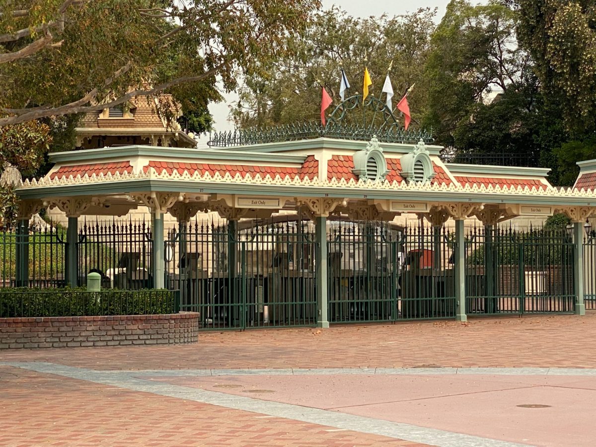 disneyland-hand-washing-station-5