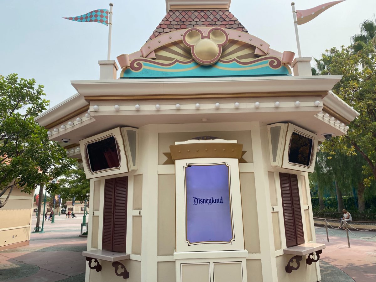 disneyland-ticket-booth-screens-1-1960233