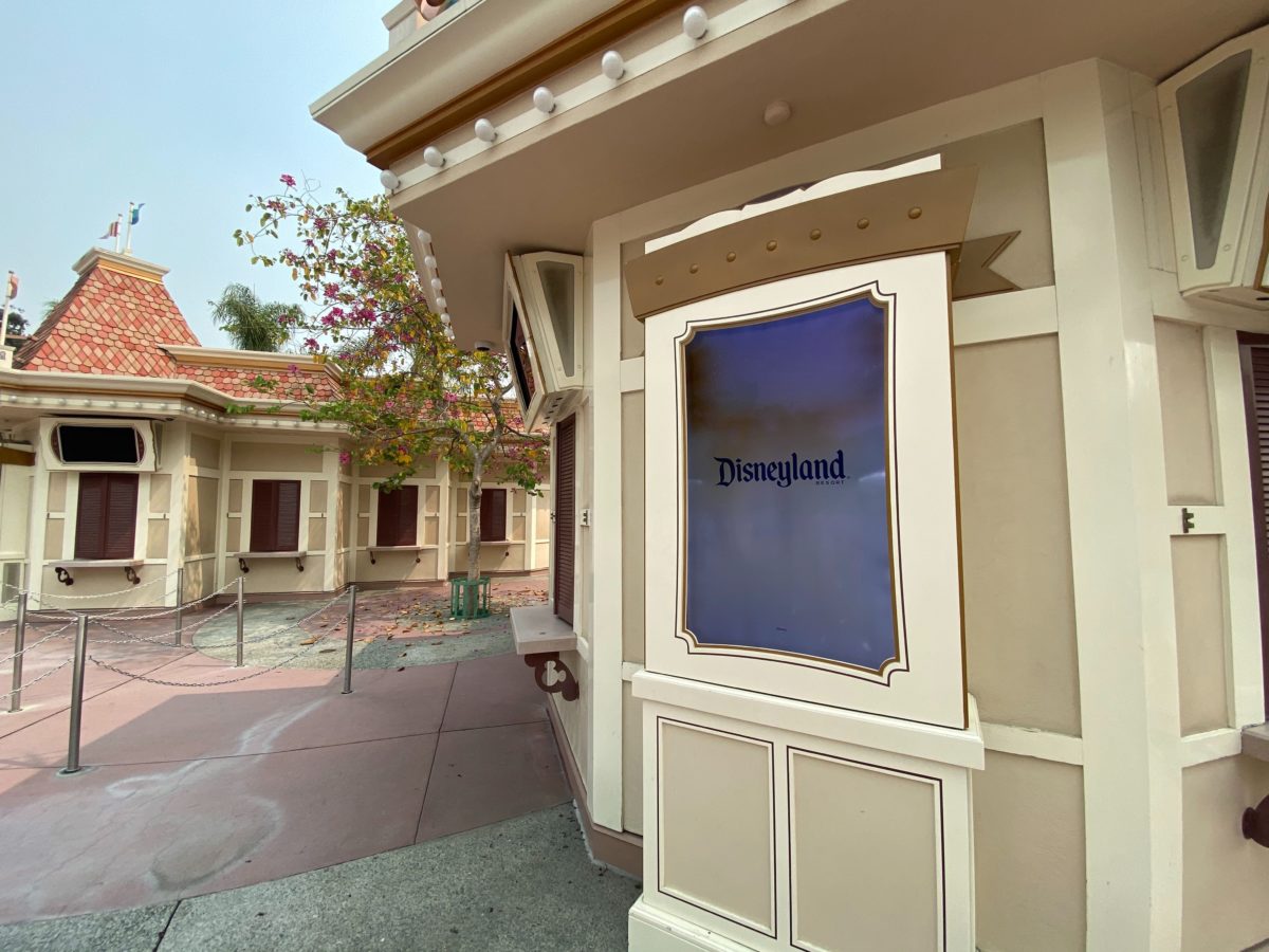 disneyland-ticket-booth-screens-2-4913053