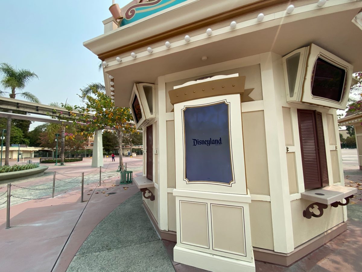 disneyland-ticket-booth-screens-3-9790456