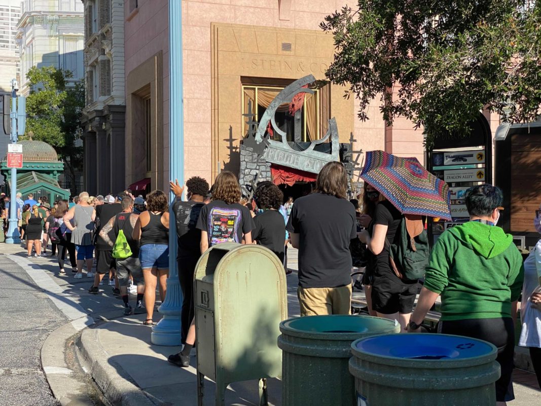 hhn-tribute-store-queue-3