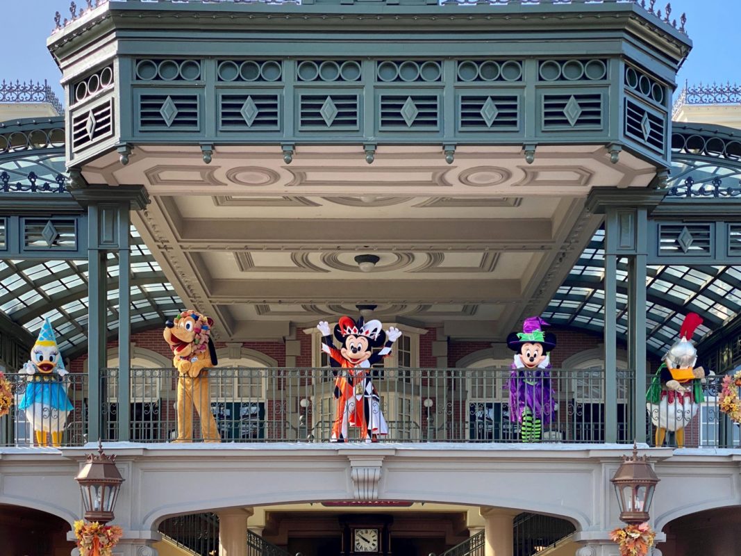 jester-mickey-train-station-halloween_2-5627446
