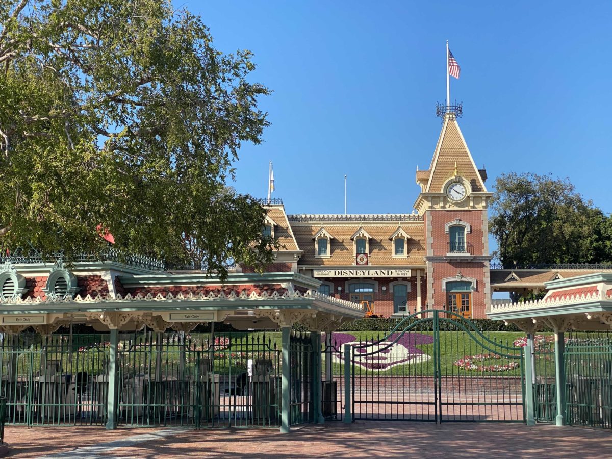 mickey-mouse-entrance-floral-replanted-disneyland-park-2