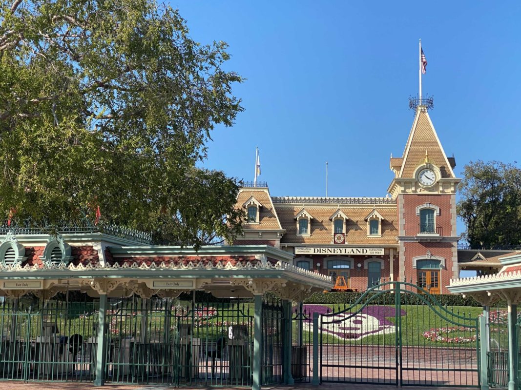 mickey-mouse-entrance-floral-replanted-disneyland-park-3