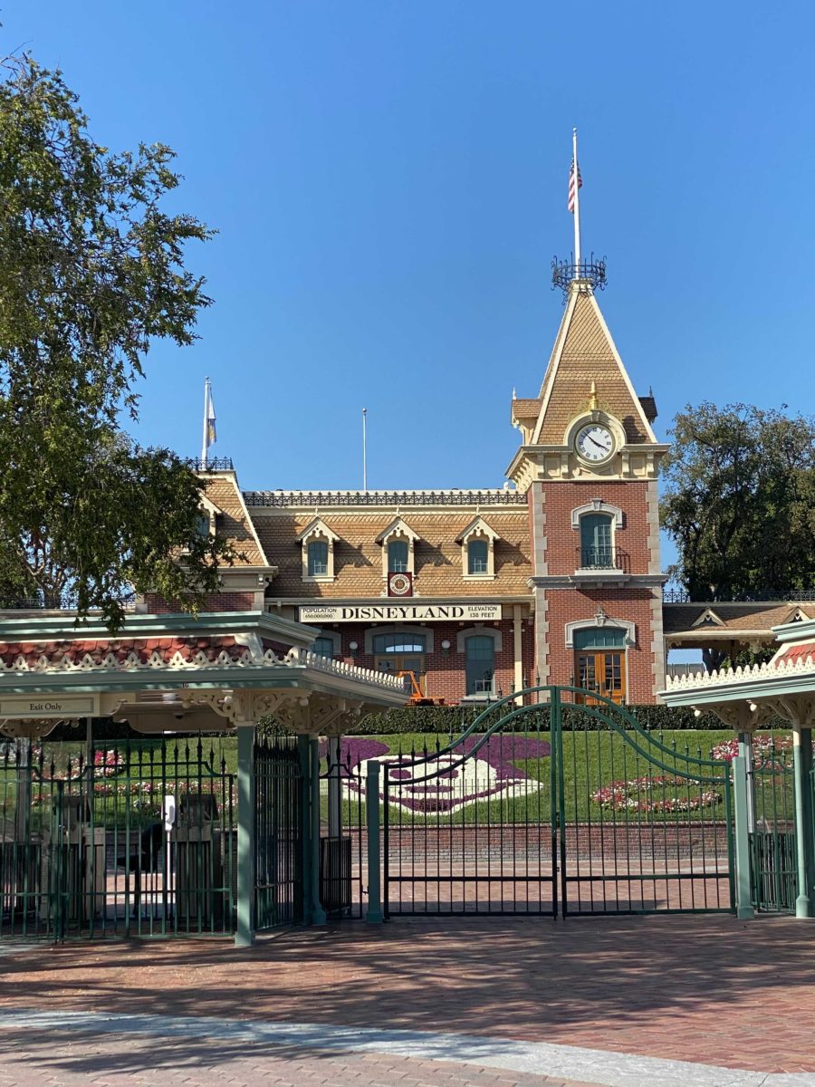 mickey-mouse-entrance-floral-replanted-disneyland-park-4