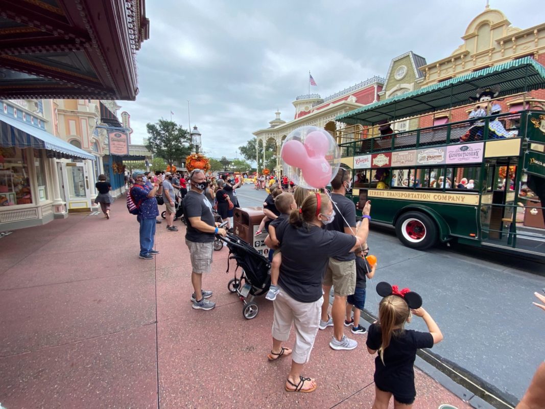 rainy-day-cavalcade-crowds-2