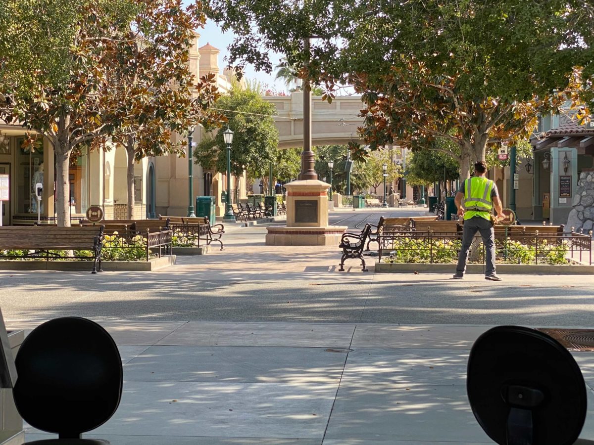 social-distancing-markers-installed-buena-vista-street-disney-california-adventure-14