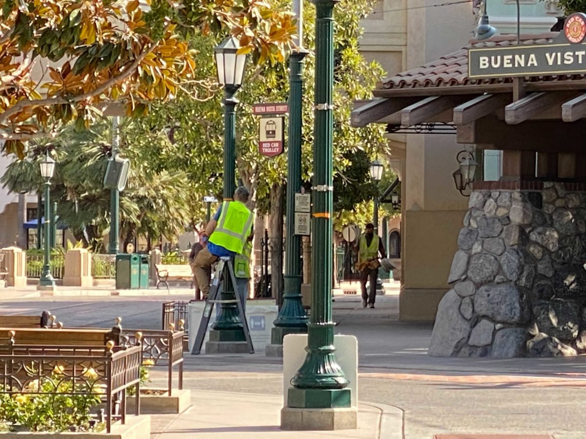 social-distancing-markers-installed-buena-vista-street-disney-california-adventure-2