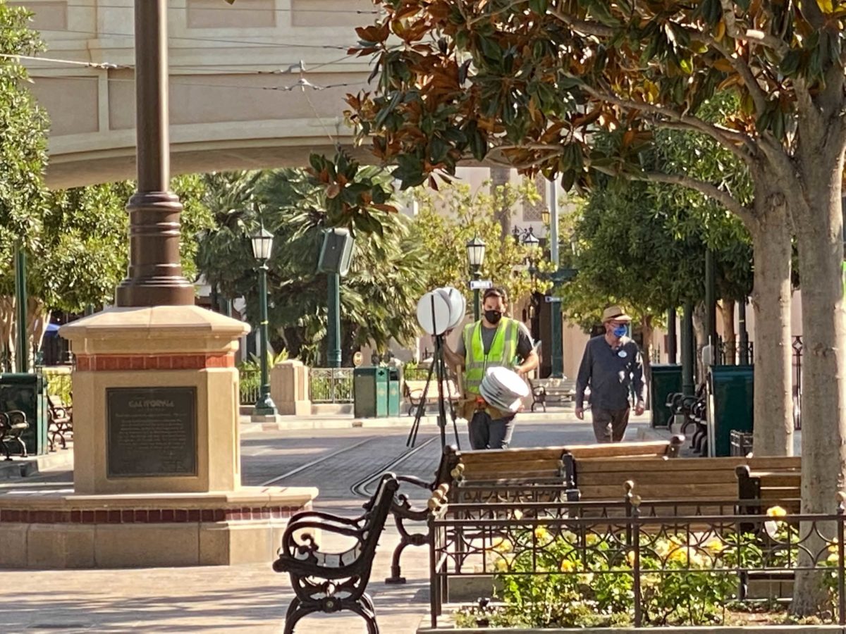 social-distancing-markers-installed-buena-vista-street-disney-california-adventure-4