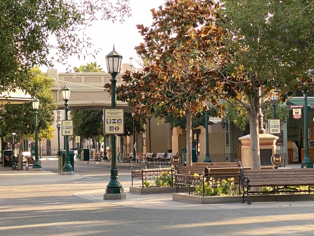 social-distancing-sign-safety-measures-signage-disney-california-adventure-2