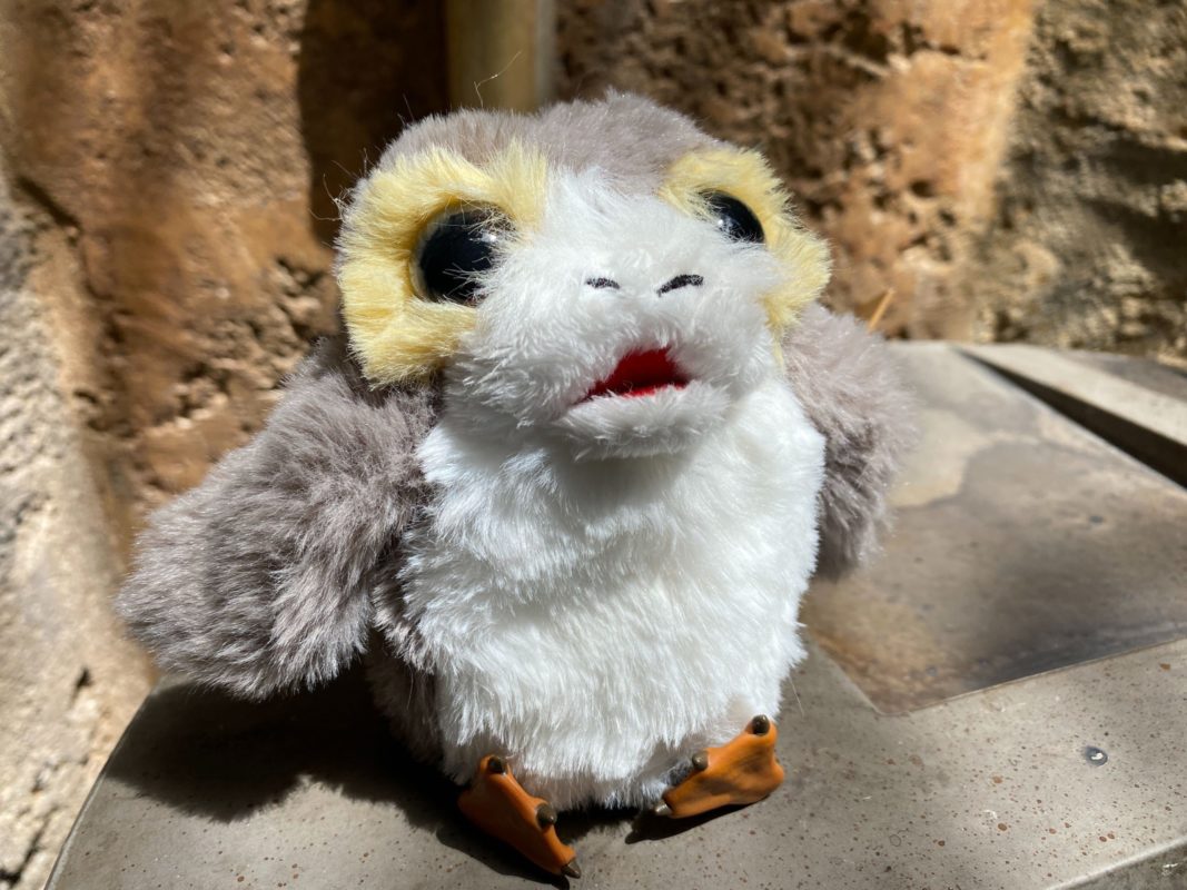 toddler-porg-shoulder-pet-creature-stall-star-wars-galaxys-edge-disneys-hollywood-studios-6