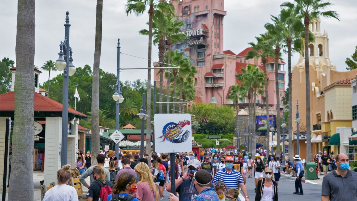 Long Rock 'n' Roller Coaster Line