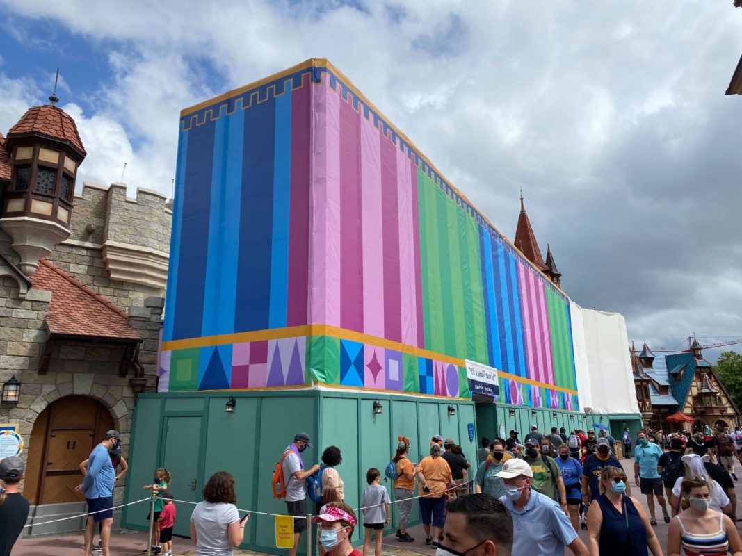 small-world-themed-scrim-construction_3