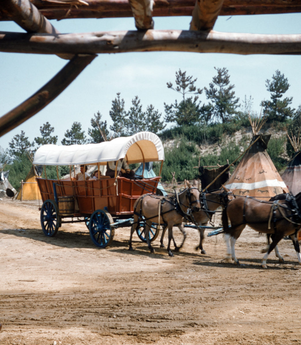 3d-disneyland-conestoga-wagons-1955-8768310