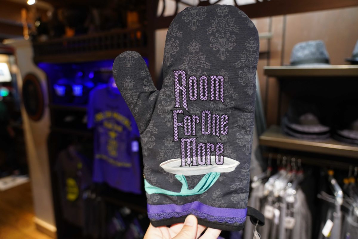 haunted-mansion-oven-mitt-1-2729036
