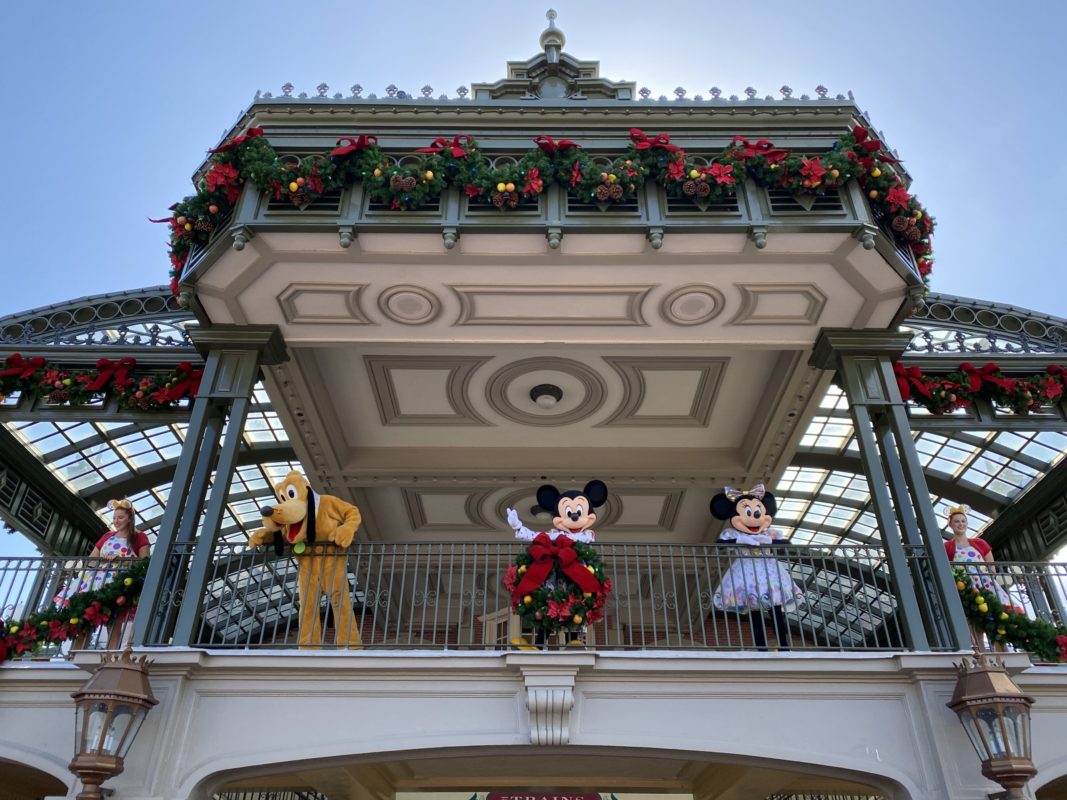 mickey-and-friends-greet-guests-train-station-christmas-featured-image-hero-magic-kingdom-11052020-1077635