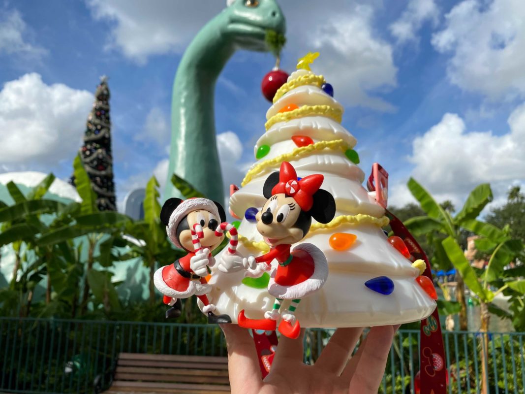 christmas-bucket-mickey-minnie-2020_7-2306229