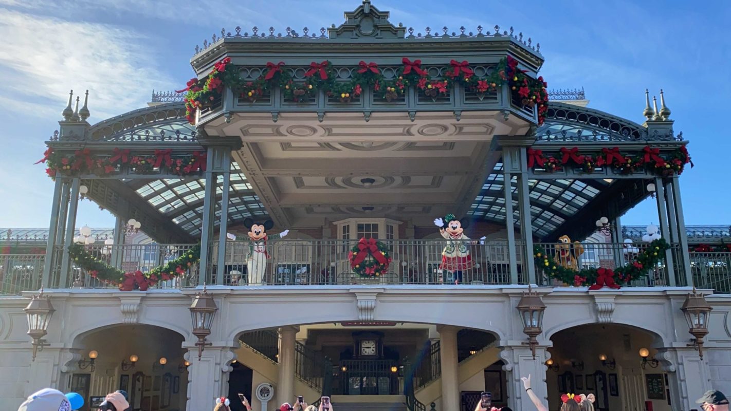 christmas-characters-magic-kingdom-train-station_1