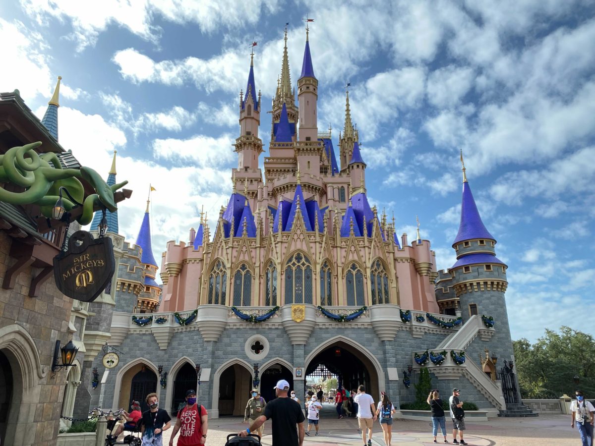 cinderella-castle-christmas-decor-2020_1-4250609