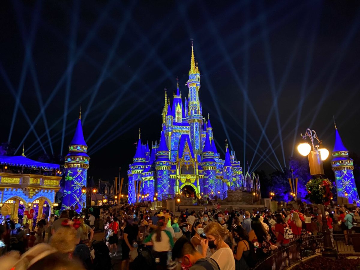 cinderella-castle-projections-christmas-2020_12-9284679
